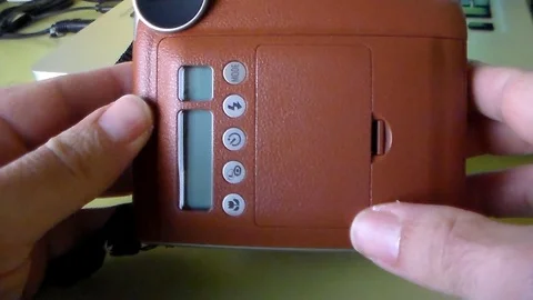 Door opening of the Instax Mini 90 to change the photo cartridge 库存影片 129240252