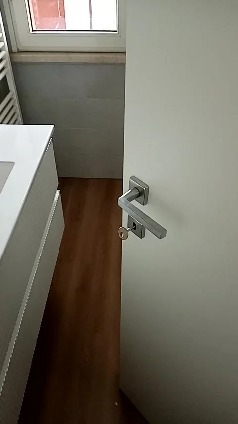 Door that opens by itself 스톡 동영상 328354033