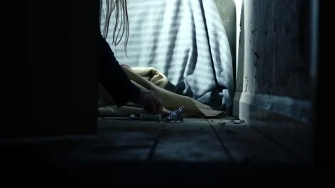 Door opens to reveal addict cutting illegal drugs in dark room Vídeo Stock 334729805