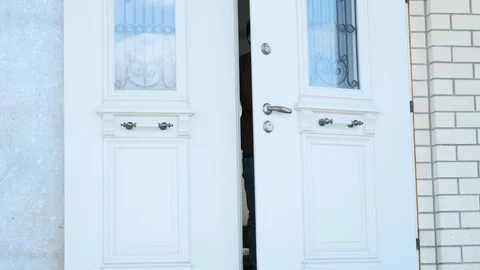 Door opens, young man in gas mask comes out the house, looks around and leaves Vídeos de archivo 128638980
