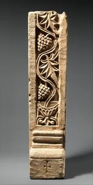 Door Post with Grapevine Emerging from a Chalice and a Small Cross 6th7th c.. 스톡 사진