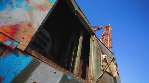The door slams in the wind on the crane chassis. 스톡 동영상 68087107