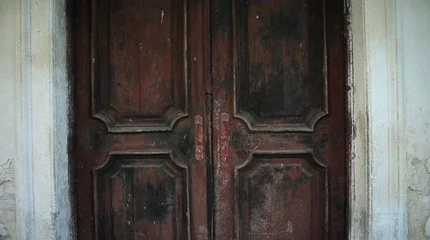 Doors in the old palace Vídeo Stock 47815329