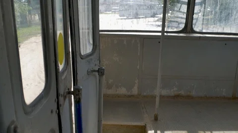 The doors of the old trolleybus open and close Video stock 101060907