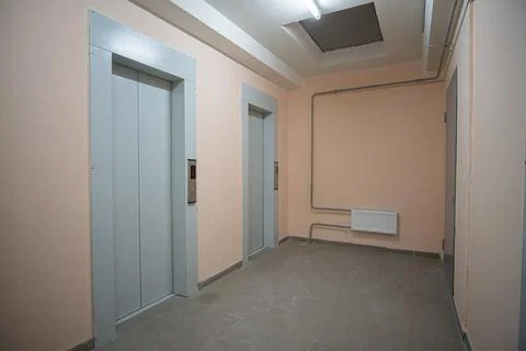 Doorway with elevators in an apartment building. Stockfoto's