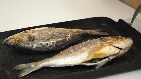 Dorado is fried in a pan 库存影片 122627194