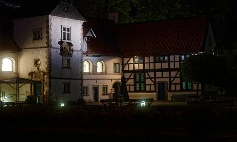 Dortmund, Deutschland - 08 24 2022 - Nachtansicht des Wasserschlosses Haus... Stock Photos