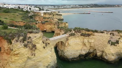 Dos-Estudantes-Beach-Bridge-Close-Drone-06 Vídeos de archivo 338404668