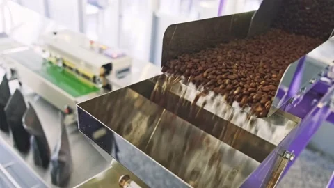 Dosage of roasted coffee for packaging. Vídeos de archivo 142303953