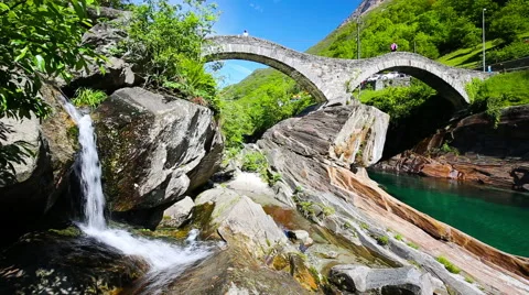 Double arch stone bridge, Lavertezzo, Verzascatal, Canton Tessin. Stock-Footage 63276905