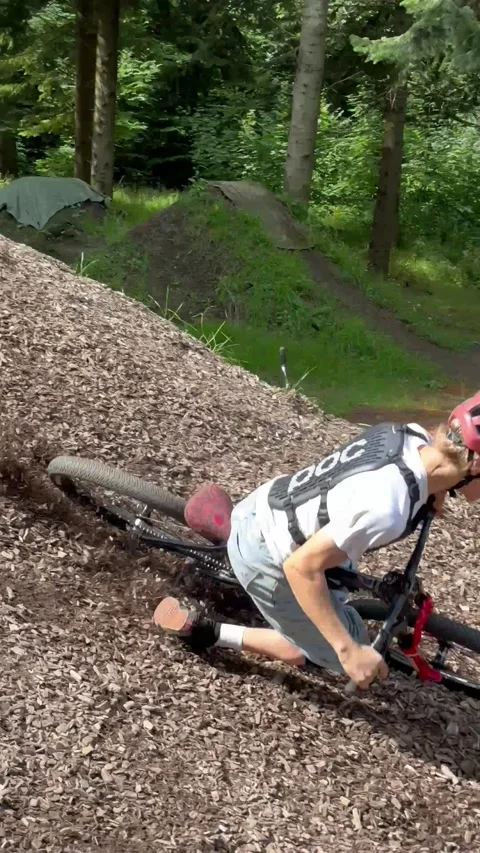 Double Backflip Bike Jump Fail, Vejle Bike Park, Denmark - 27 Jul 2025 Vídeo Stock 315308903