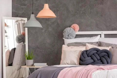 Double bed and mirror Stock-Fotos