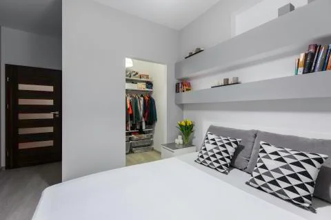 Double bed in bedroom Stock-Fotos