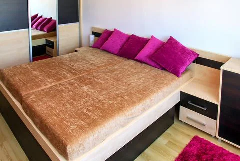 Double bed in bedroom Stock-Fotos