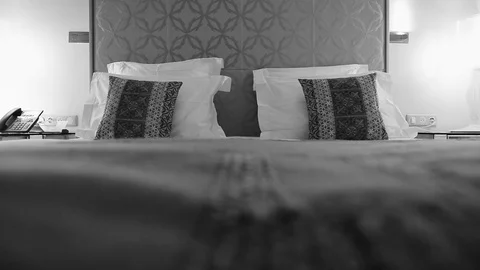 Double bed in a hotel room Vídeo Stock 105226751