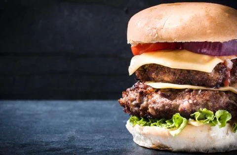 Double beef cheeseburger Stockfoto's