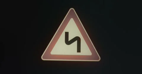 Double Bend Ahead traffic warning sign Vidéo 314009455