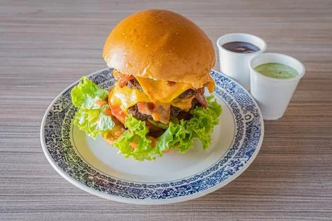 Double Cheeseburger on a Plate with Sauces Foto stock