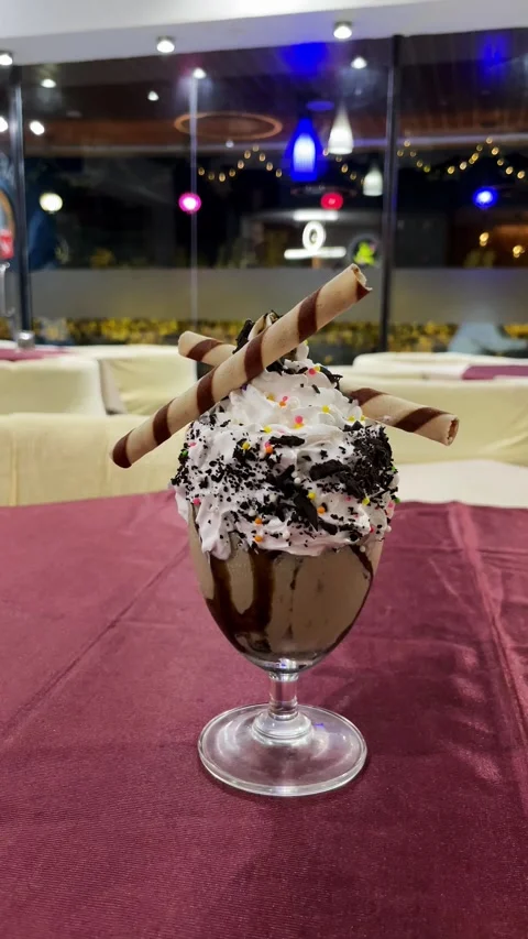 Double Chocolate Ice Cream chips Sundae Video, Restaurant Dessert 스톡 동영상 335184094