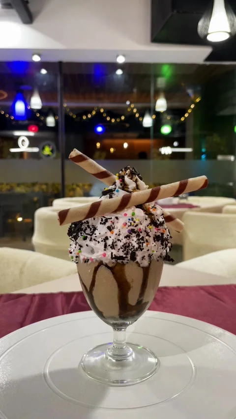Double Chocolate Ice Cream chips Sundae Rotating Video, Restaurant Dessert 스톡 동영상 335184151