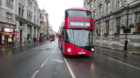 Double deck bus and traffic on rainy day in London, United Kingdom. Stock Footage 59724965