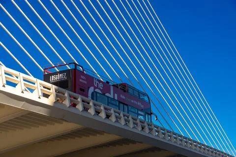 Double deck bus on cable bridge in Valencia 库存照片