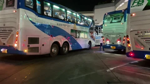 Double decker bus backing up and depart the platform at Bangkok bus terminal 库存影片 189462342