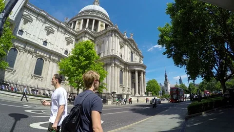 Double-decker bus passing in front of St. Paul's Cathedral on a bright sunny day Vídeo Stock 79505524