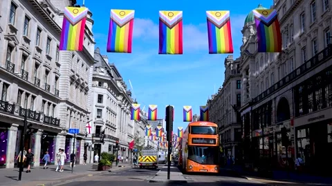 Double Decker Bus Passing Under Pride Flags on Regent Street Vidéo 339251166