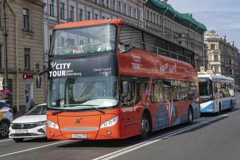 A double-decker excursion bus on the hop-on-hop-off system Stock-Fotos