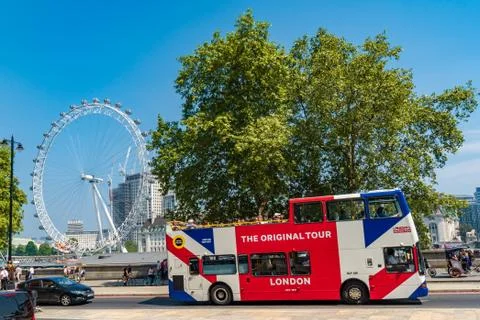 Double decker sightseeing bus in front of the London Eye at Westminster Foto stock