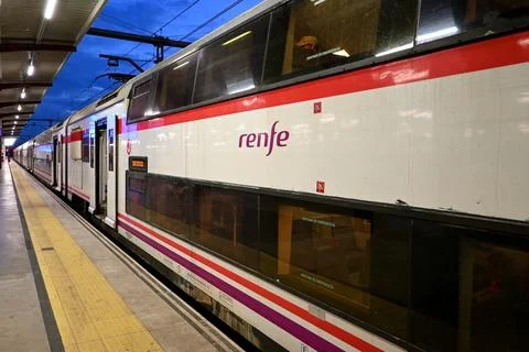 Double-decker train at Chamartín Station, Madrid, Spain, 17/10/2026 Stockfoto's