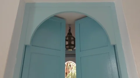 Double doors opening 動画素材 103655764