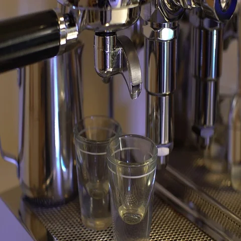 Double espresso shot pull Stock Footage