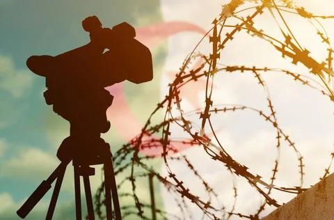 Double exposure - camera, barbed wire and flag Algeria Foto stock