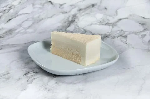 Double Fromage Cheesecake slice served in a basket side view on dark backgrou Foto stock