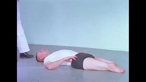 A double leg amputee patient exercises weight lifting to maintain his arms Vídeo Stock 146469810