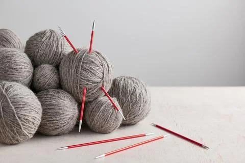 Double pointed knitting needles and balls of yarn Foto stock