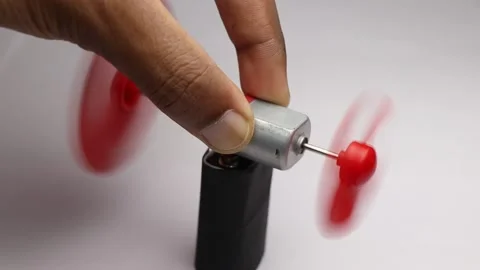 Double shaft dc motor with propeller attached to its rotor running on battery Video stock 156452869