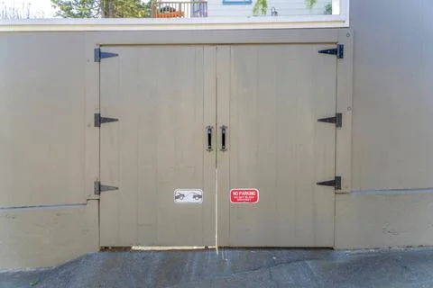 Double side-hinged gate with no parking signs at the bottom in San Francisco Fotos de archivo