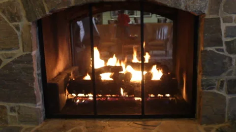 Double-sided field stone Fireplace at ski resort base lodge Vidéo 55376835