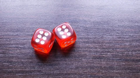 Double six red dice appear from under a cup Vídeos de archivo 113742643
