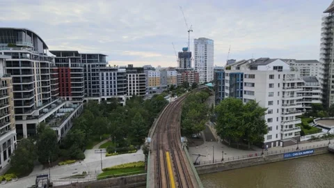 Double track railway, mixed development in Chelsea borough Vídeos de archivo 160203583
