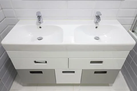 Double washbasin with two taps in the bathroom Foto stock