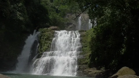 Double Waterfall in Jungle Stockbeeldmateriaal 117081340