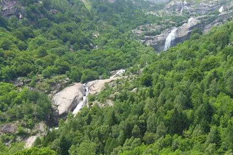The double waterfall in the middle of the trees Foto stock