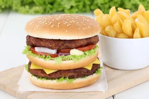 Doubleburger Double Burger Hamburger mit Pommes Frites Käse Tomaten ungesu.. Stock Photos