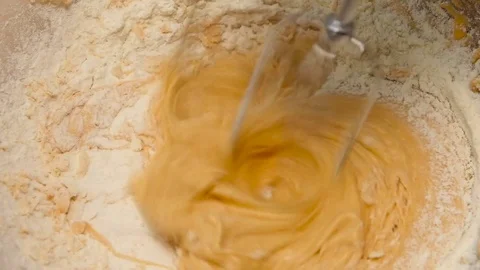 Dough beating with electric mixer in slow motion, top view Vidéo 76167792