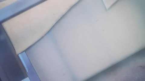 Dough being cut into triangular pieces on conveyor belt at factory. Vidéo 263723398