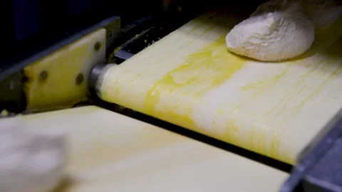 Dough for bread production in a bakery on an automated conveyor belt. Bread p Vidéo 220617492